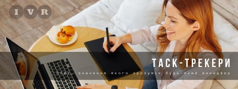 Працівниця офісу посміхається